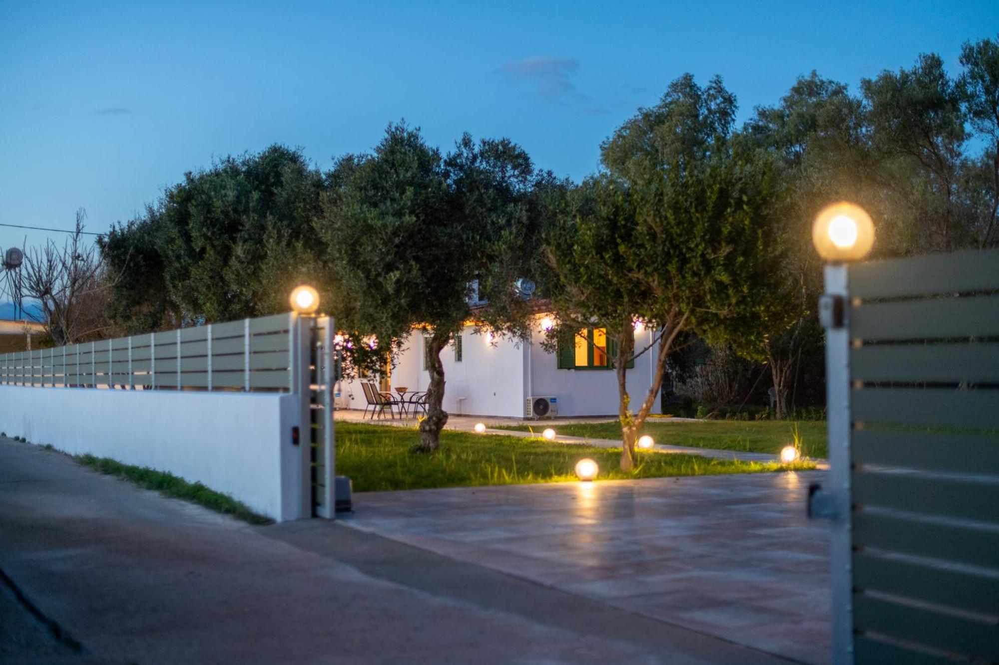 Вілла House By The Sea Егіо Екстер'єр фото